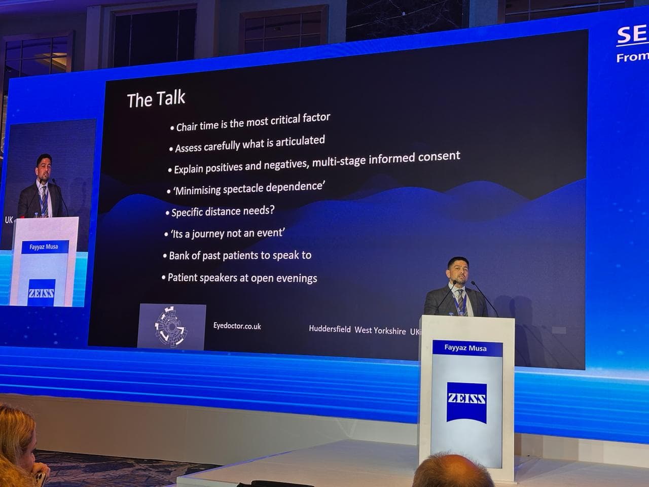 Dr Fayyaz Musa at an ophthalmology conference with ZEISS